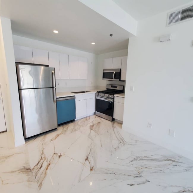 Photo - 8811 Burton Wy Unidad 216