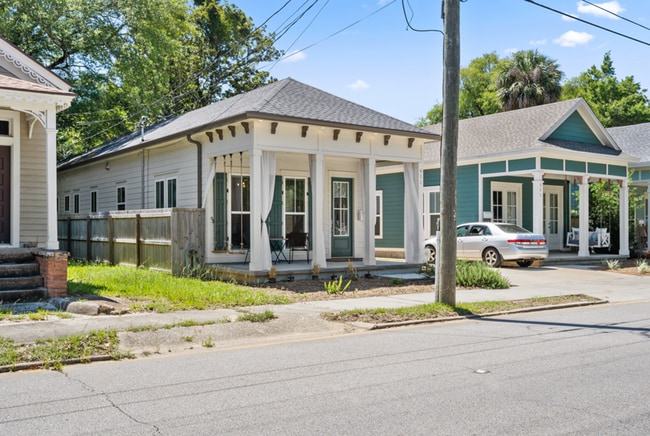 Building Photo - Luxurious Furnished Downtown Cottage - Mid... Rental