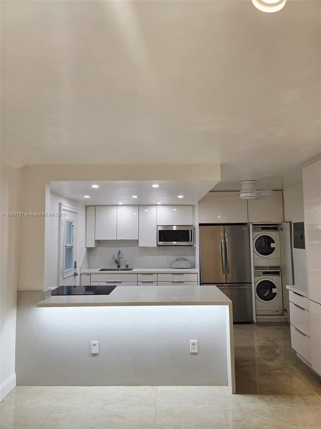 Photo - 3240 Mary St Unidad S203