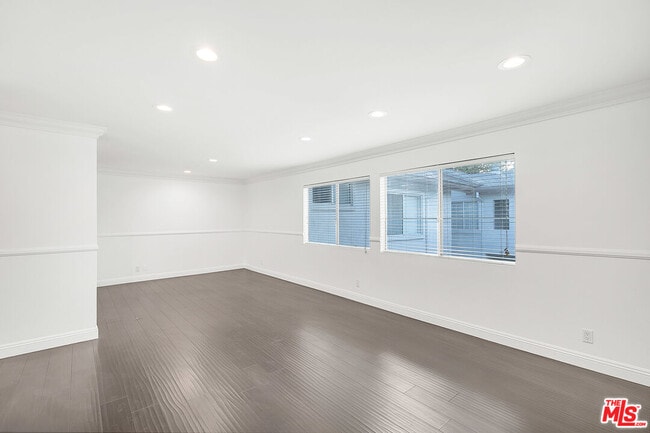 Photo - 18619 Collins St Unit F19