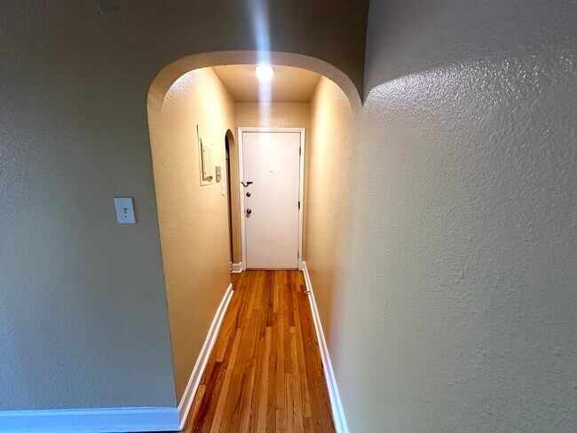 Ingrese a una entrada acogedora que captura la esencia del hogar. - Apex 1101