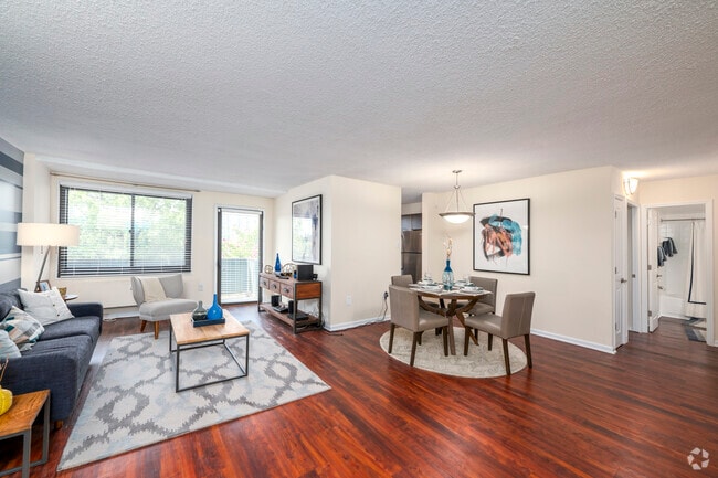 1BR, 1BA – 721SF - Livingroom