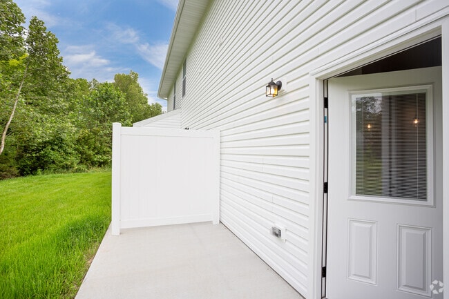 2BR, 1,5BA - 1300 SF