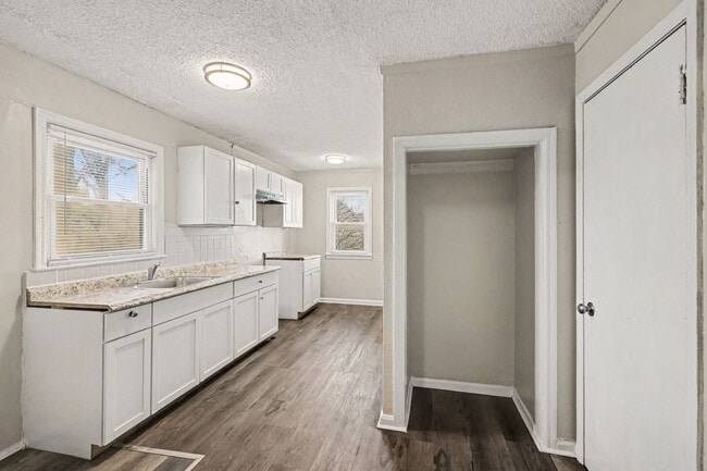 Building Photo - Beautiful 3 Bedroom 1 Bathroom Home in Kansas City!