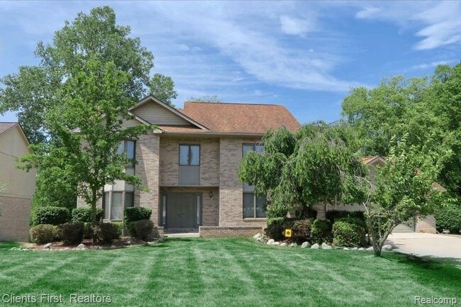Building Photo - 7233 Oakwood Dr