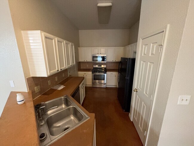 2105 Charleston Ct Unidad 2105 Charleston Ct Unit B