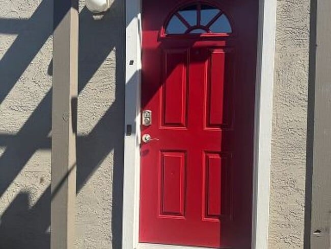 Building Photo - Lovely and Updated 2 Bedroom Beauty in Ple... Rental