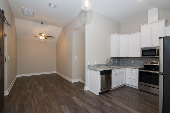Photo - ADORABLE 2/1 APARTMENT CLOSE TO CAMPUS! DEC SUBLEASE!
