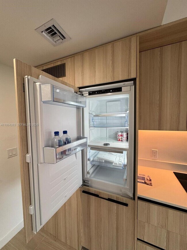 Building Photo - 225 N Miami Ave Unit 302