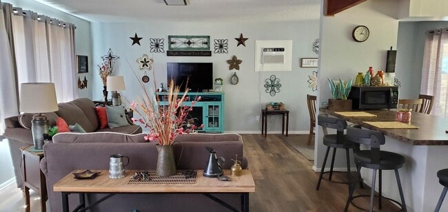 Photo - 105 Adams Ct