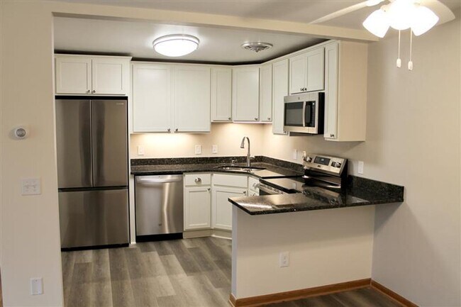 Photo - Newly Remodeled 2 Bedroom near Hilldale Mall Unidad 63B