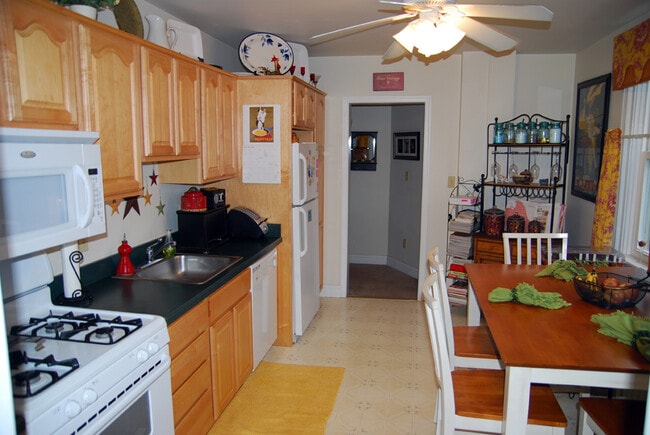 Kitchen - 1736 Ferndale Ave Unit 1
