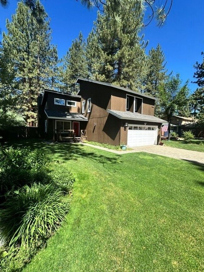 Building Photo - Lovely, fully furnished 3Bd 2.5 Ba home, pet friendly!! Call me today to inquire.