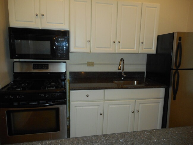 Building Photo - 260 E Broad St Unit 10
