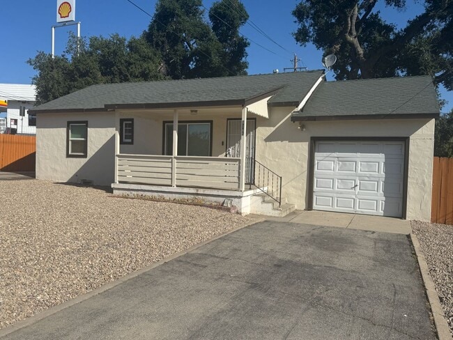 Building Photo - 3 bedroom, 1 bath Single Family Home
