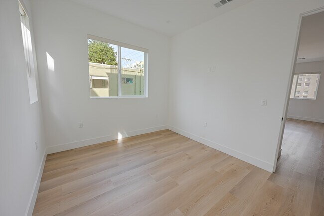 Photo - 11241 Morrison St