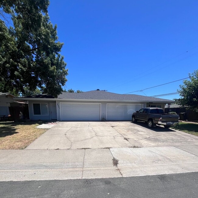 Building Photo - NICE UPDATED DUPLEX IN SACRAMENTO!!