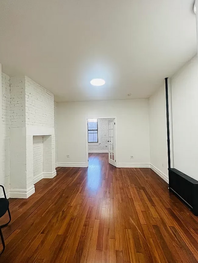 Building Photo - 241 W 11th St Unit 2B Rental