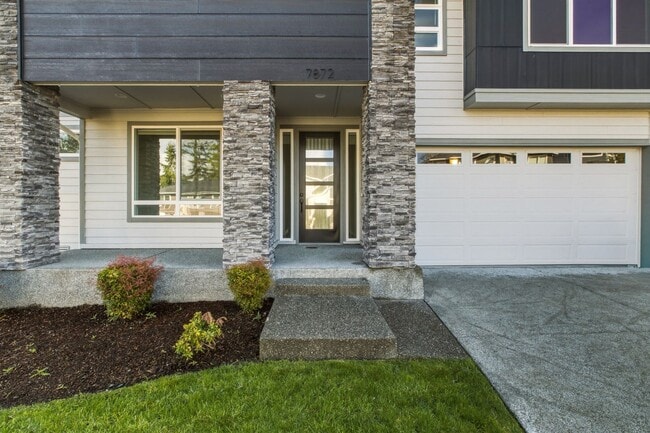 Photo - Stunning 5 Bedroom Home with Guest Suite, Modern Kitchen & Fenced Yard