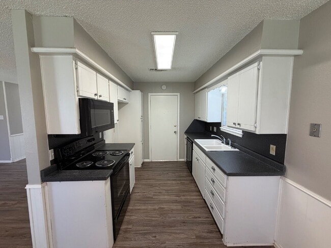 Photo - House Located On Cul-De-Sac & Minutes From Several Take Out Spots & W. Loop 289!