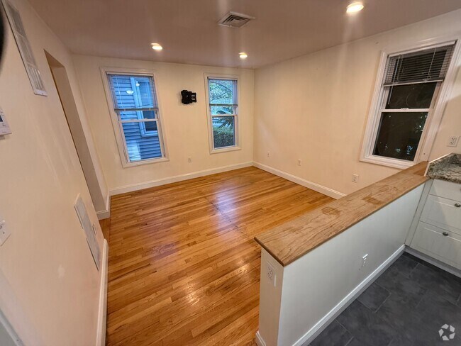 Building Photo - 12 Cheever Ct Unit 2 Rental
