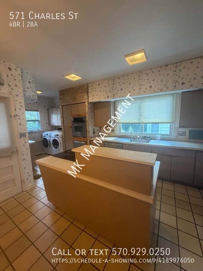 Photo - 571 Charles St