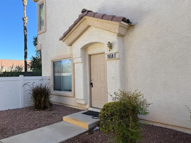 Like New, Lovely Townhome - Like New, Lovely Townhome