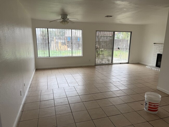 Photo - 3 bd 2bth- Ready to move in!! Easy access to shopping and FWY 99 and I-5!!!