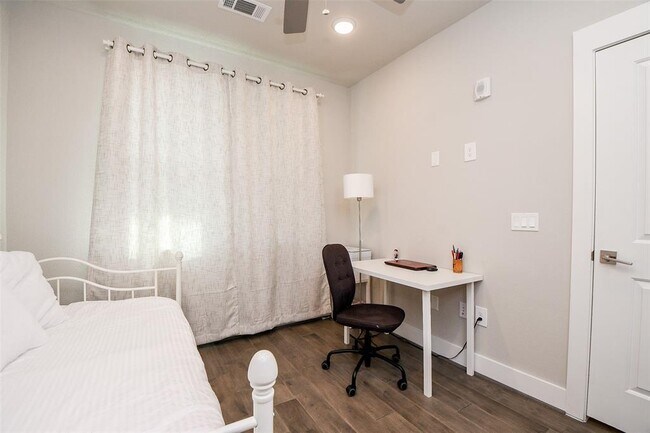 Photo - 4819 Caroline St