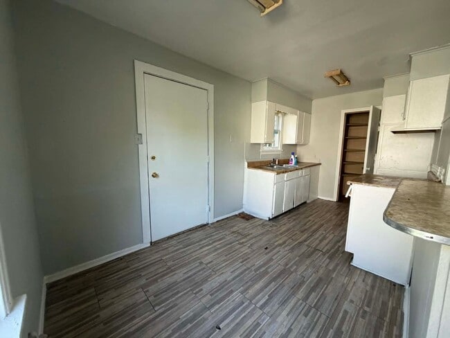 Photo - 2770 Lakehurst Ave