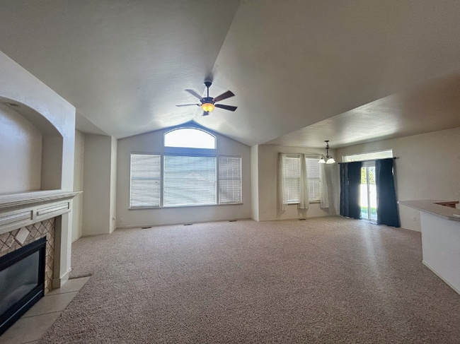 Photo - 492 Shadetree Trail