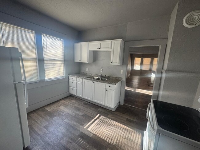 Photo - 4774 Belvidere St