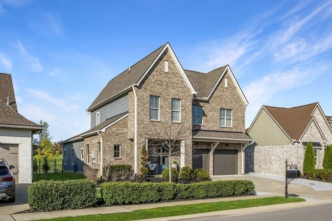 Building Photo - 647 Sire Ave