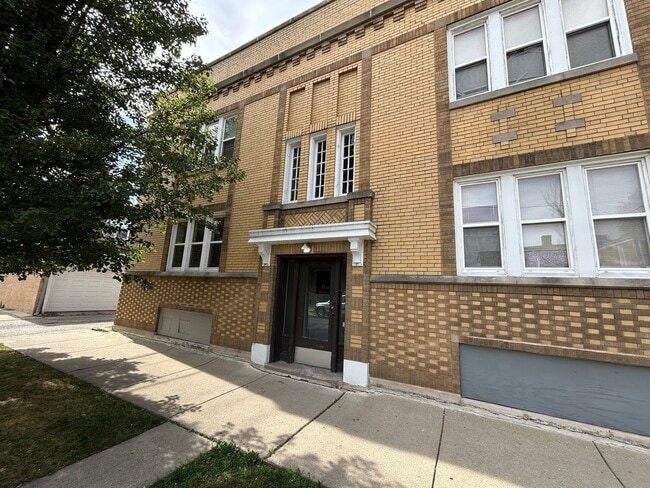 Building Photo - 3018 N Karlov Ave Unit 1