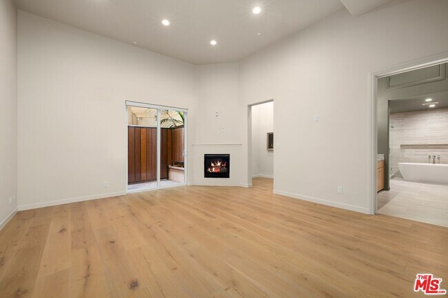 16123 Sunset Blvd Unit 105