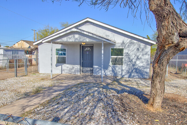 EXTERIOR FRONT - 438 W Bealey Ave House