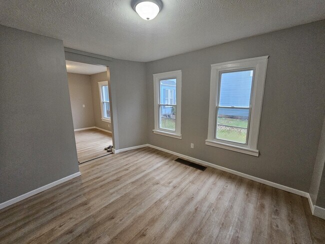 Photo - 1914 W 58th St