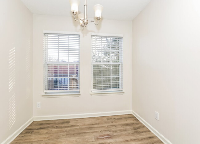 Photo - 838 Carmen Way