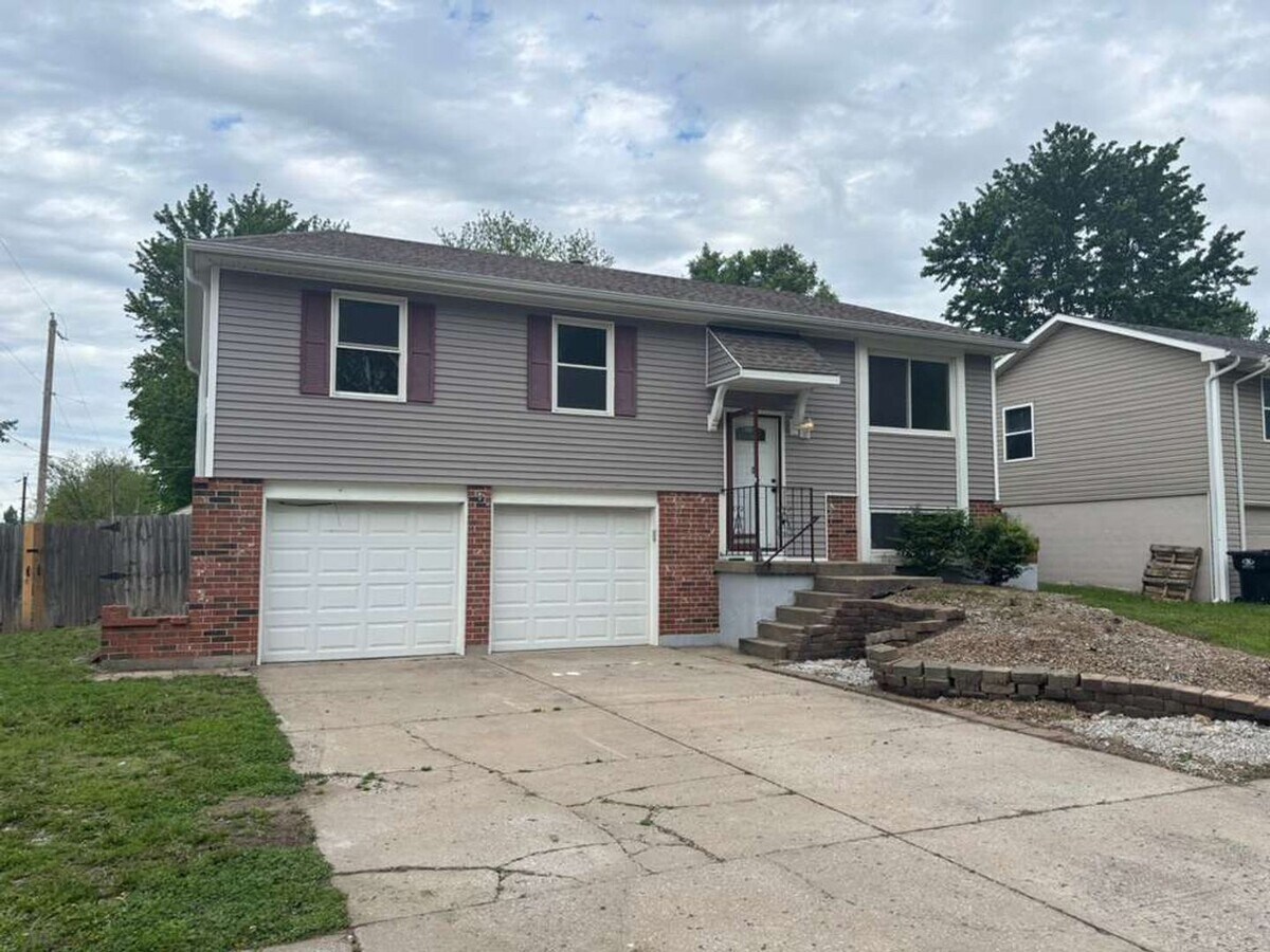 Spacious Remodeled 4 Bedroom Home with 2-Car Garage & Fenced Yard in Independence - Spacious Remodeled 4 Bedroom Home with 2-Car Garage & Fenced Yard in Independence