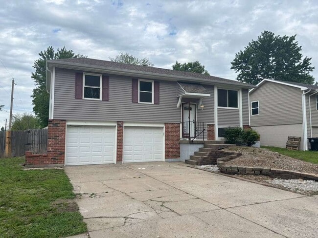 Building Photo - Spacious Remodeled 4 Bedroom Home with 2-Car Garage & Fenced Yard in Independence