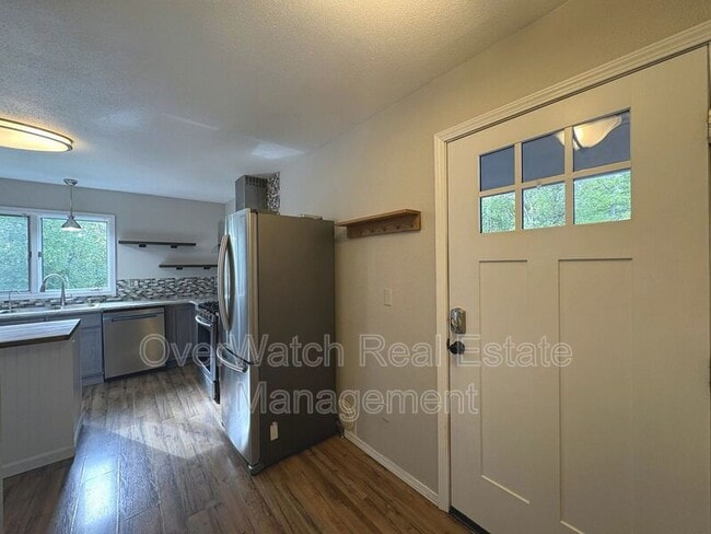 Building Photo - 6121 De Armoun Rd Unit Upper floor