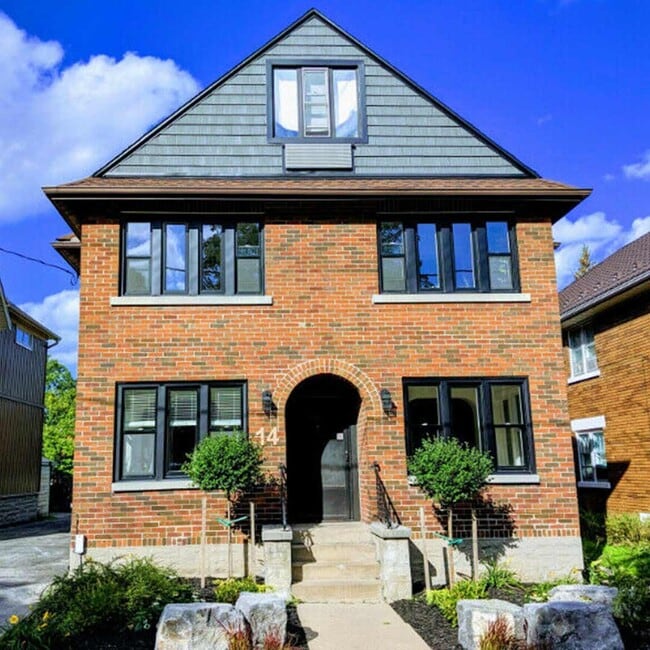 Building Photo - The One You're Waiting For At 14 Severn. Rare listing! Unit 401