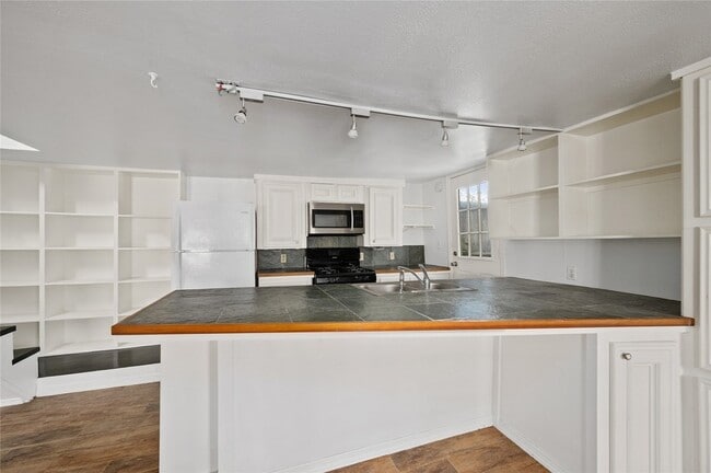 1959 Lexington St Unit B