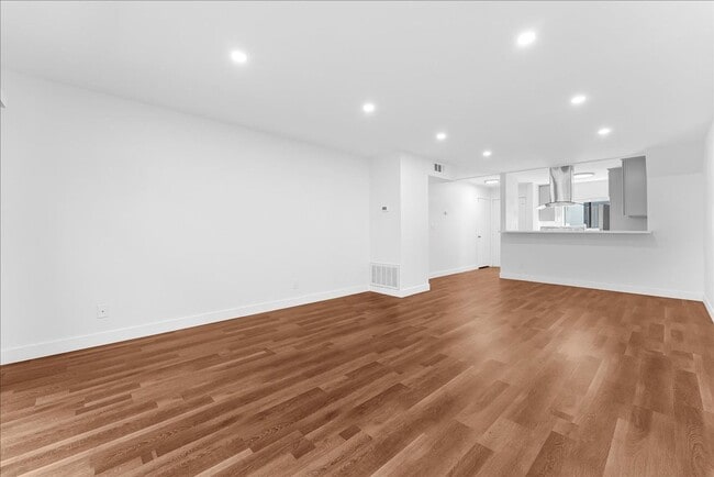 Building Photo - 448 W Windsor Rd Unit 04