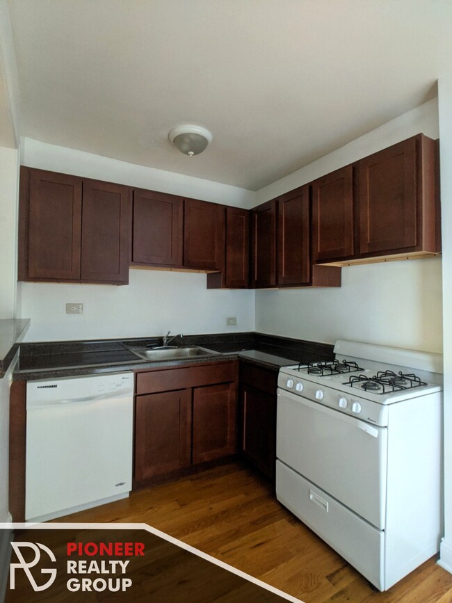 Photo - 1350 N Dearborn St Apartments Unit 308