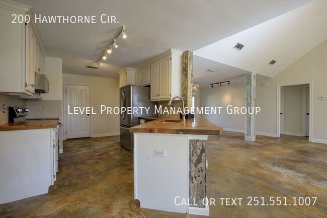 Photo - 200 Hawthorne Cir