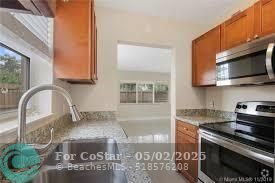 Building Photo - 204 NE 10th Ave Unit C Rental