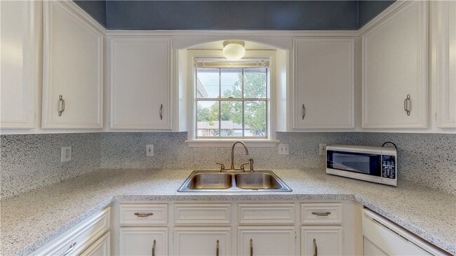 Photo - 1000 Holleman Dr