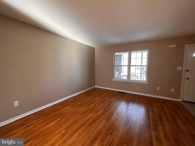 Photo - 242 Bainbridge Cir