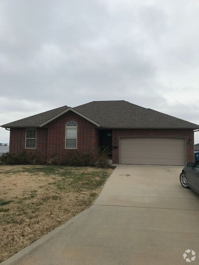 Building Photo - 3 bedroom 2 bath house. Fenced yard